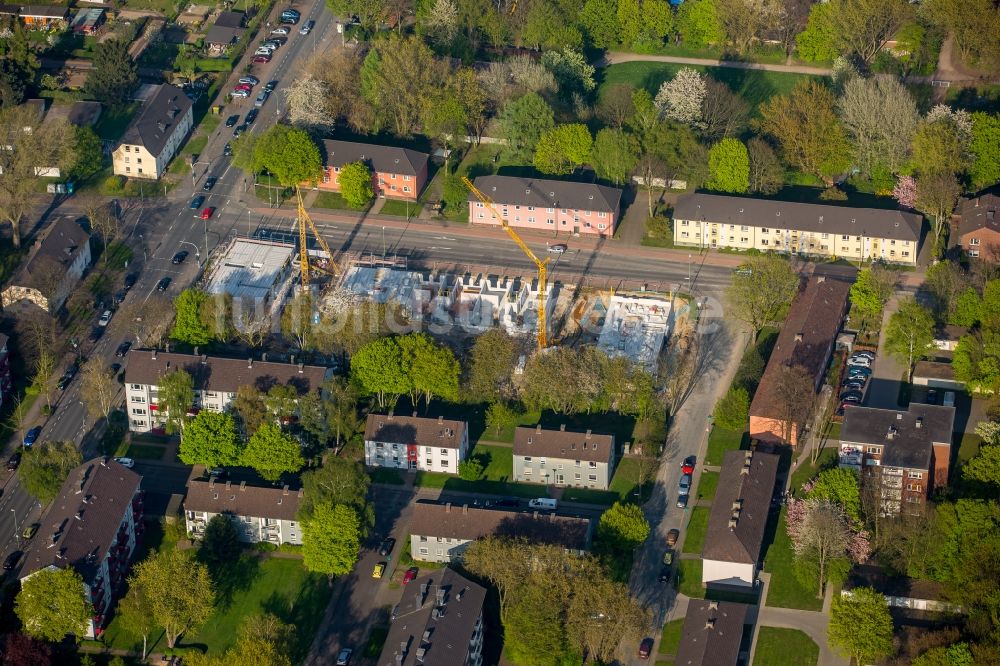 Duisburg von oben - Baustelle zum Neubau einer Mehrfamilienhaus-Wohnanlage der BZ Wohnbau KG in Duisburg im Bundesland Nordrhein-Westfalen, Deutschland