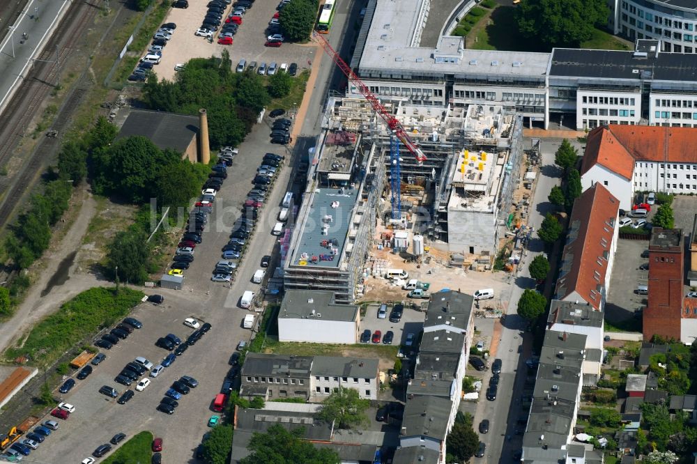 Lübeck aus der Vogelperspektive: Baustelle zum Neubau einer Mehrfamilienhaus-Wohnanlage Wohnen mit Anschluss in Lübeck im Bundesland Schleswig-Holstein, Deutschland