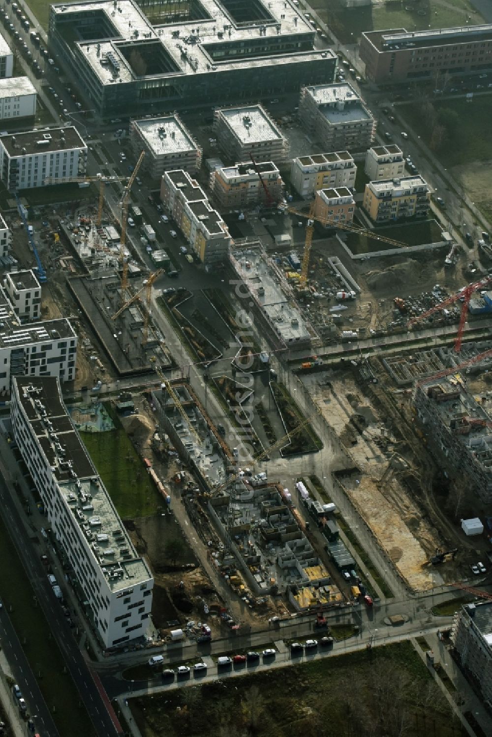 Luftbild Berlin - Baustelle zum Neubau einer Mehrfamilienhaus-Wohnanlage „ Wohnen am Campus “ an der Rudower Chaussee in Berlin