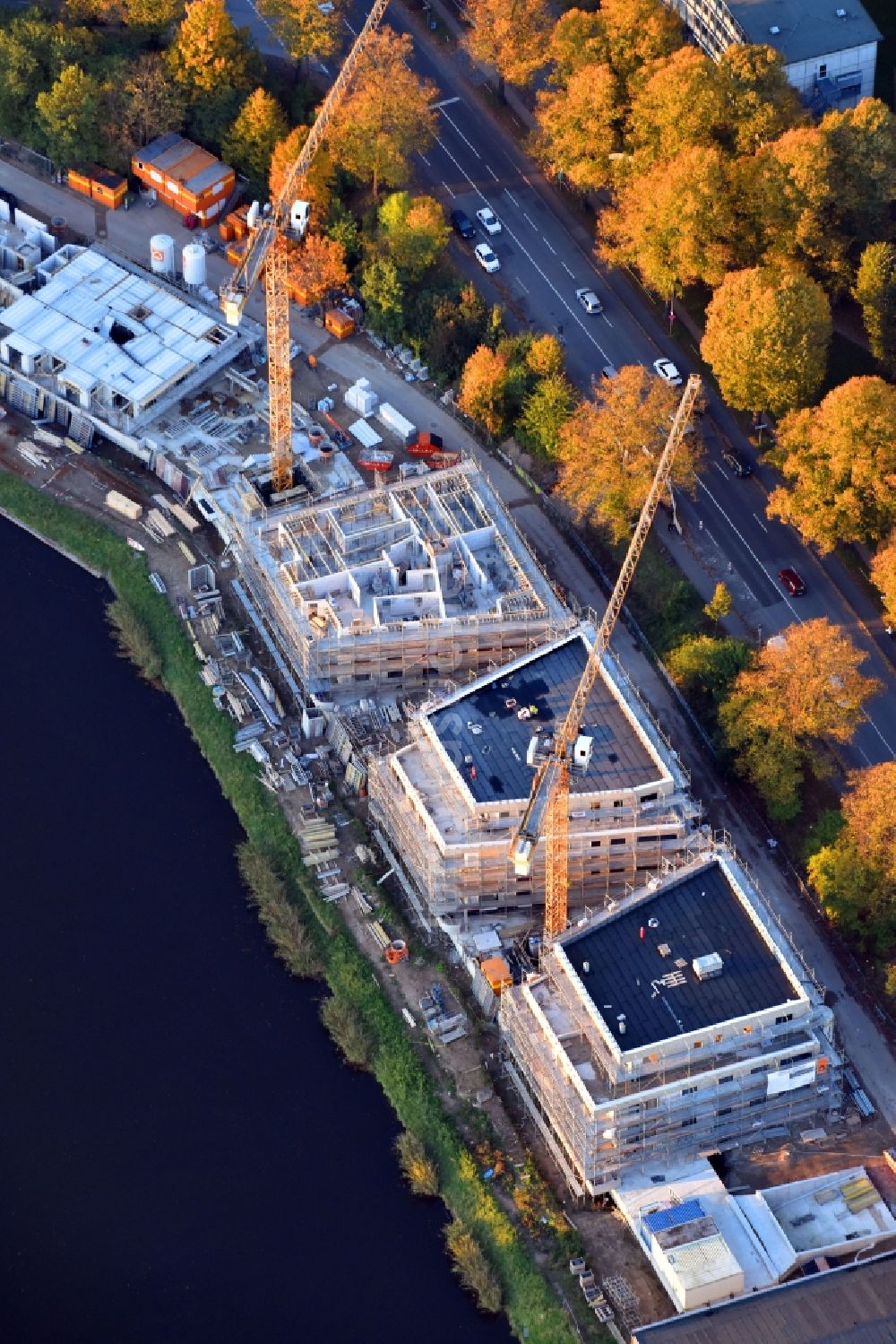 Lübeck aus der Vogelperspektive: Baustelle zum Neubau einer Mehrfamilienhaus-Wohnanlage Wohnen am Falkendamm entlang der Falkenstraße im Ortsteil St. Jürgen in Lübeck im Bundesland Schleswig-Holstein, Deutschland