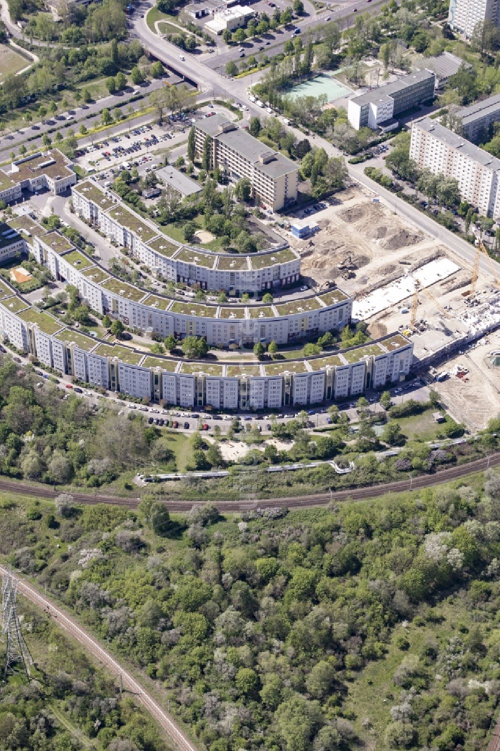 Berlin aus der Vogelperspektive: Baustelle zum Neubau einer Mehrfamilienhaus-Wohnanlage im Wohngebiet Gensinger Viertel an der Gensinger Straße im Bezirk Lichtenberg in Berlin