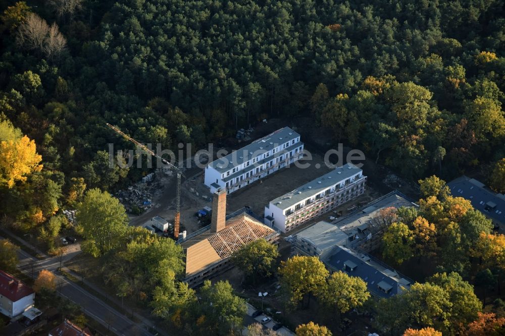 Berlin von oben - Baustelle zum Neubau einer Mehrfamilienhaus-Wohnanlage Wohnpark Königsheide an der Südostallee in Berlin