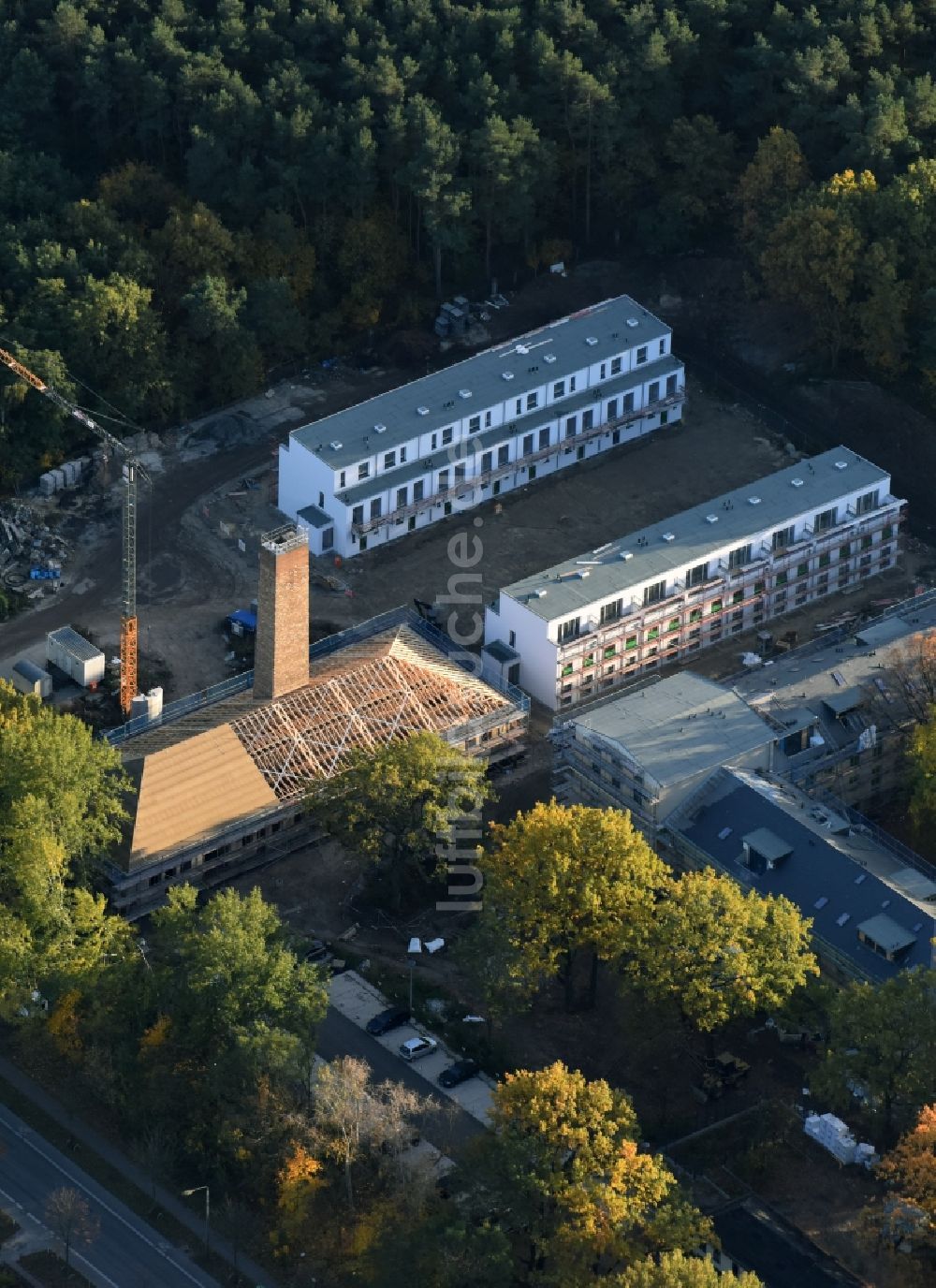 Berlin aus der Vogelperspektive: Baustelle zum Neubau einer Mehrfamilienhaus-Wohnanlage Wohnpark Königsheide an der Südostallee in Berlin