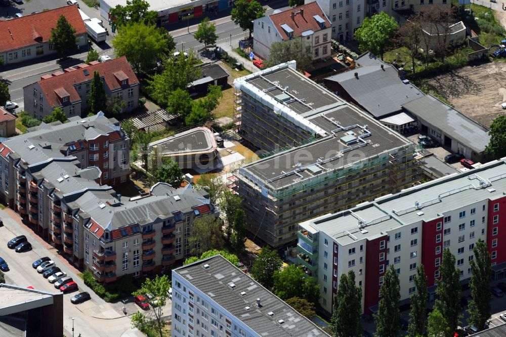 Berlin aus der Vogelperspektive: Baustelle zum Neubau einer Mehrfamilienhaus-Wohnanlage der Wohnungsbaugenossenschaft Solidarität eG in Berlin, Deutschland