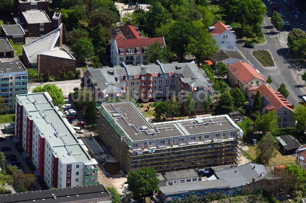 Berlin aus der Vogelperspektive: Baustelle zum Neubau einer Mehrfamilienhaus-Wohnanlage der Wohnungsbaugenossenschaft Solidarität eG in Berlin, Deutschland