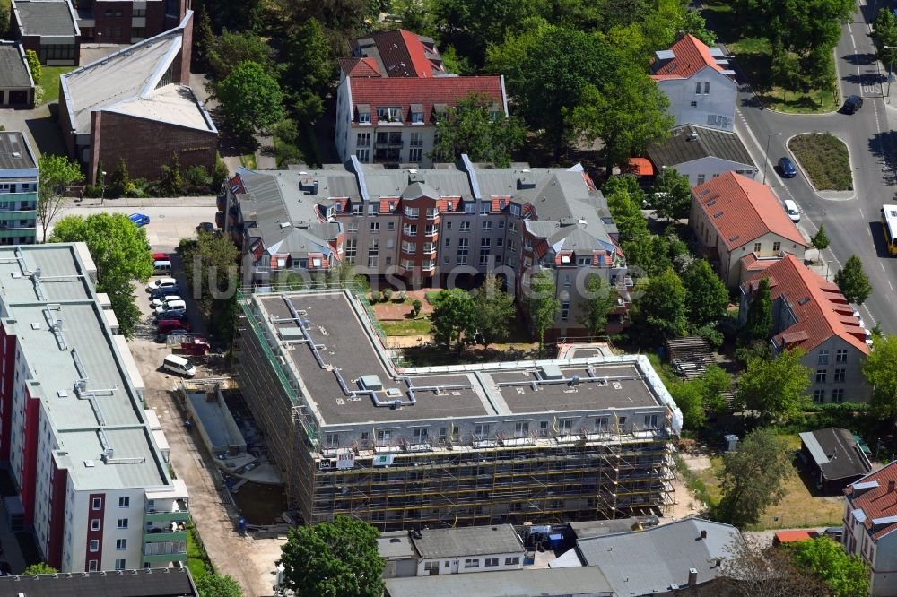 Luftbild Berlin - Baustelle zum Neubau einer Mehrfamilienhaus-Wohnanlage der Wohnungsbaugenossenschaft Solidarität eG in Berlin, Deutschland