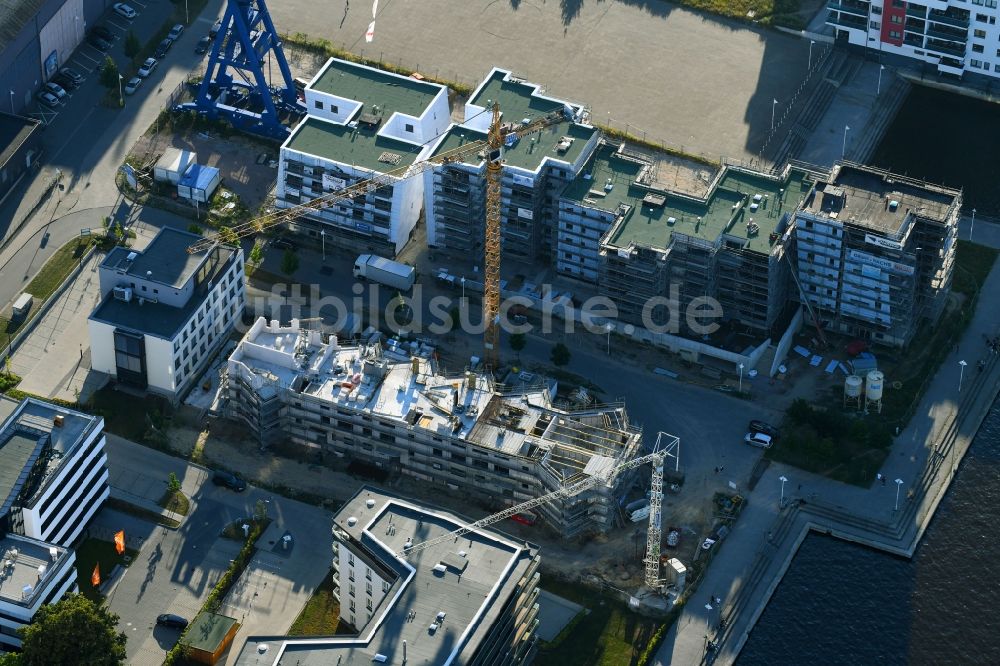 Rostock von oben - Baustelle zum Neubau einer Mehrfamilienhaus-Wohnanlage der Wohnungsgenossenschaft Marienehe eG in Rostock im Bundesland Mecklenburg-Vorpommern, Deutschland