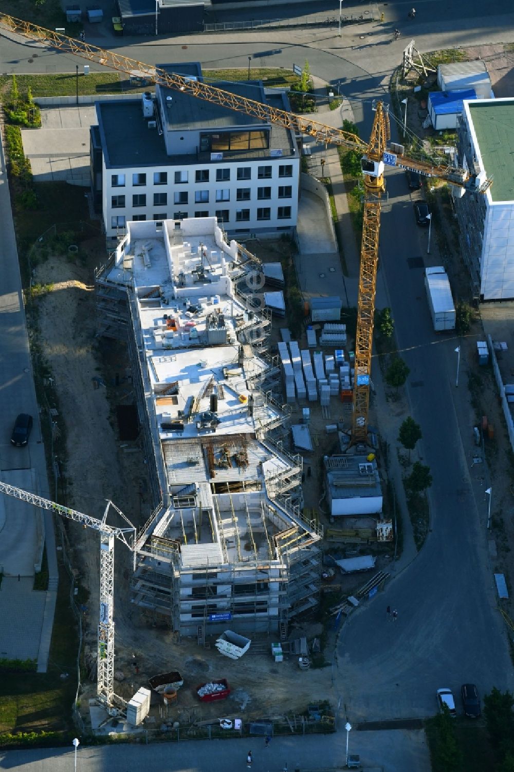 Luftaufnahme Rostock - Baustelle zum Neubau einer Mehrfamilienhaus-Wohnanlage der Wohnungsgenossenschaft Marienehe eG in Rostock im Bundesland Mecklenburg-Vorpommern, Deutschland