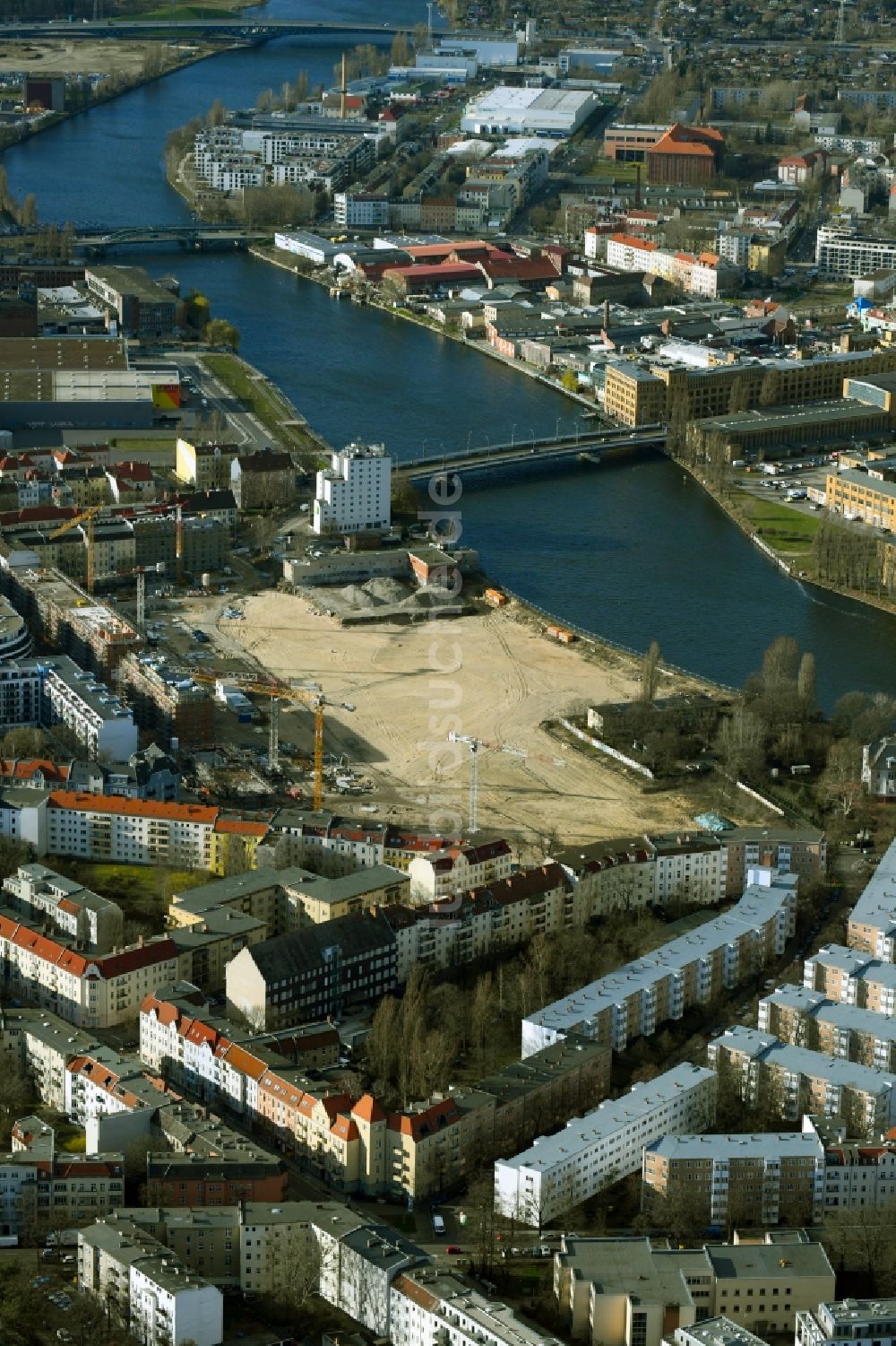 Berlin von oben - Baustelle zum Neubau einer Mehrfamilienhaus-Wohnanlage WOHNWERK am Spreeknie im Ortsteil Schöneweide in Berlin, Deutschland