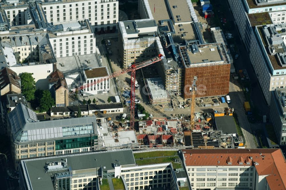 Luftbild Berlin - Baustelle zum Neubau einer Mehrfamilienhaus-Wohnanlage Zinnowitzer Straße im Ortsteil Mitte in Berlin, Deutschland