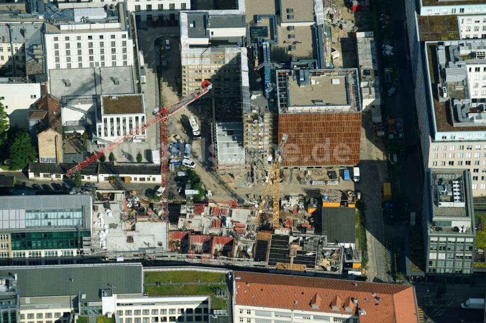 Luftaufnahme Berlin - Baustelle zum Neubau einer Mehrfamilienhaus-Wohnanlage Zinnowitzer Straße im Ortsteil Mitte in Berlin, Deutschland