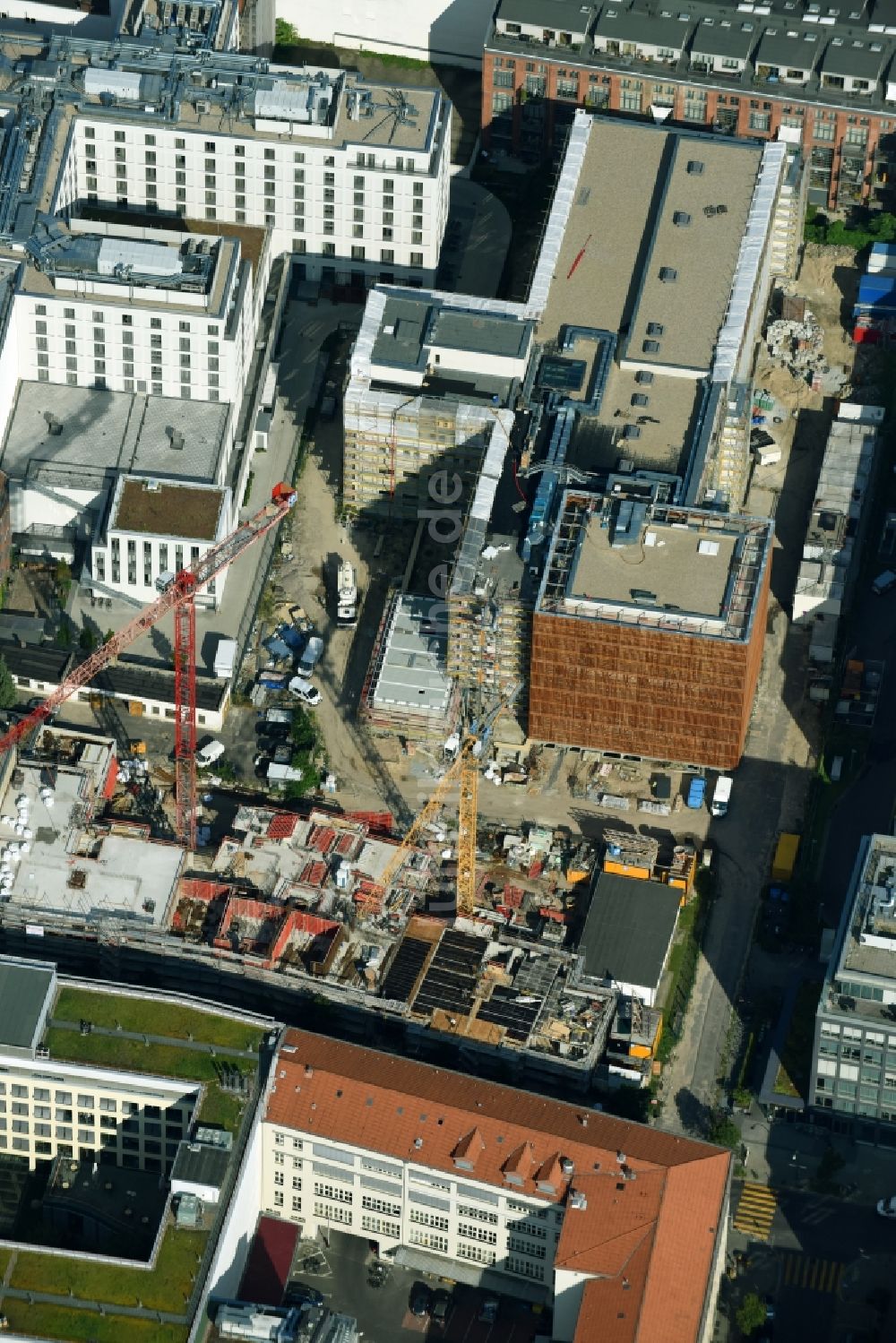 Berlin von oben - Baustelle zum Neubau einer Mehrfamilienhaus-Wohnanlage Zinnowitzer Straße im Ortsteil Mitte in Berlin, Deutschland