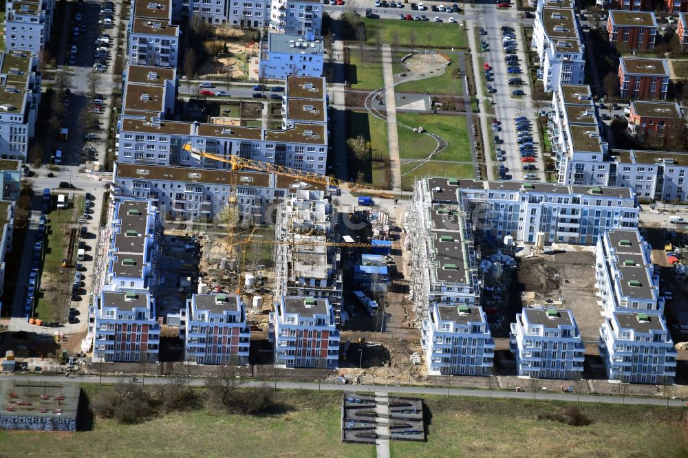 Luftbild Berlin - Baustelle zum Neubau einer Mehrfamilienhaus-Wohnanlage zwischen Hasenholzer Allee und dem Wiesenpark im Ortsteil Marzahn in Berlin