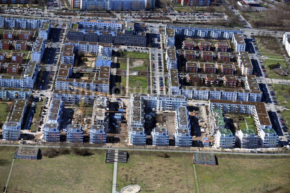 Luftaufnahme Berlin - Baustelle zum Neubau einer Mehrfamilienhaus-Wohnanlage zwischen Hasenholzer Allee und dem Wiesenpark im Ortsteil Marzahn in Berlin