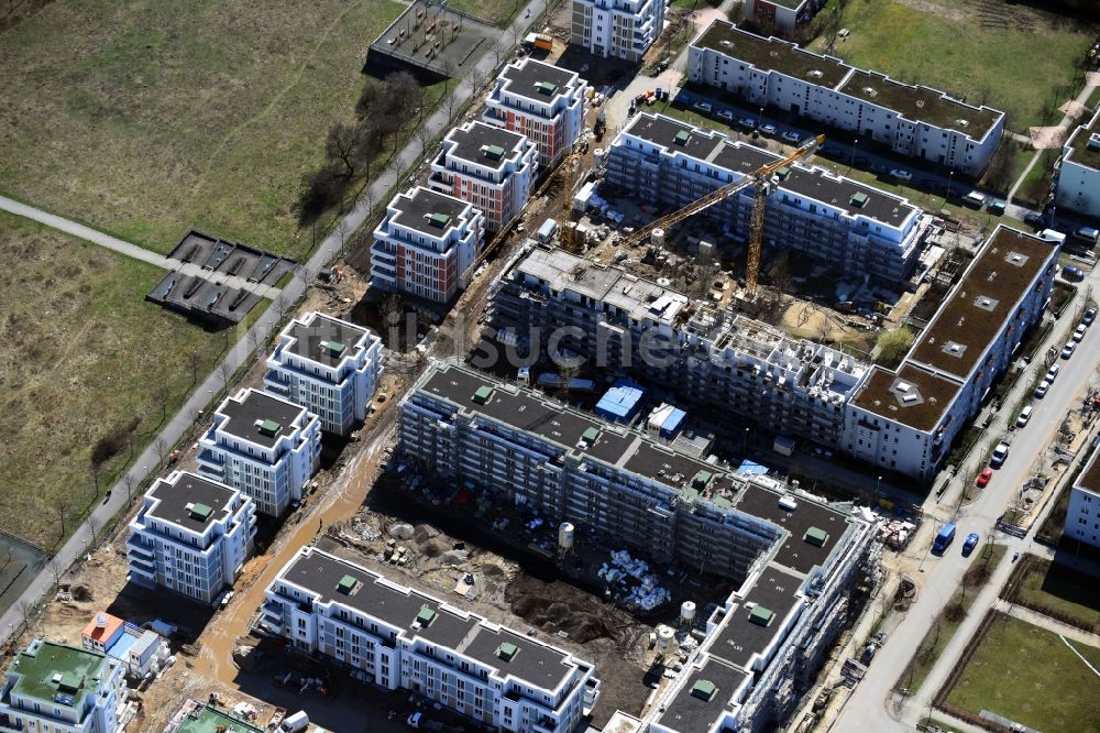 Luftaufnahme Berlin - Baustelle zum Neubau einer Mehrfamilienhaus-Wohnanlage zwischen Hasenholzer Allee und dem Wiesenpark im Ortsteil Marzahn in Berlin