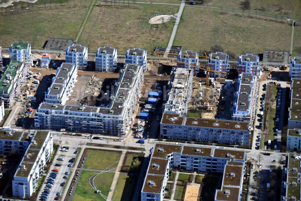 Berlin von oben - Baustelle zum Neubau einer Mehrfamilienhaus-Wohnanlage zwischen Hasenholzer Allee und dem Wiesenpark im Ortsteil Marzahn in Berlin