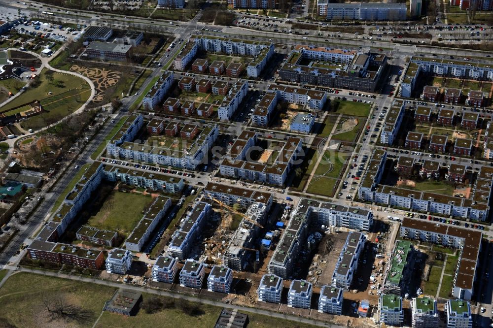 Berlin aus der Vogelperspektive: Baustelle zum Neubau einer Mehrfamilienhaus-Wohnanlage zwischen Hasenholzer Allee und dem Wiesenpark im Ortsteil Marzahn in Berlin