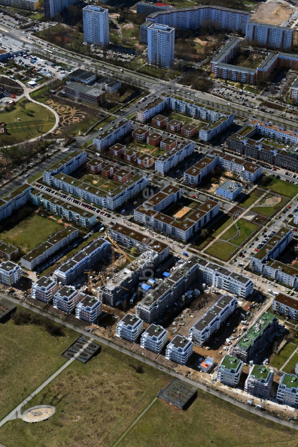 Luftbild Berlin - Baustelle zum Neubau einer Mehrfamilienhaus-Wohnanlage zwischen Hasenholzer Allee und dem Wiesenpark im Ortsteil Marzahn in Berlin