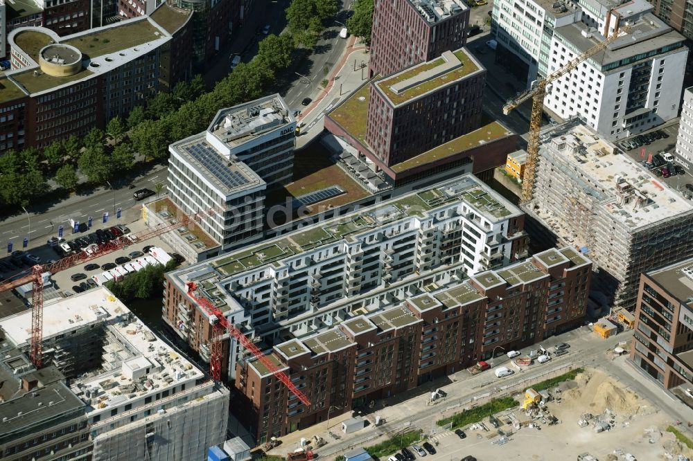 Hamburg von oben - Baustelle zum Neubau einer Mehrfamilienhaus-Wohnanlage zwischen Sonninkanal und Sonninstraße in Hamburg