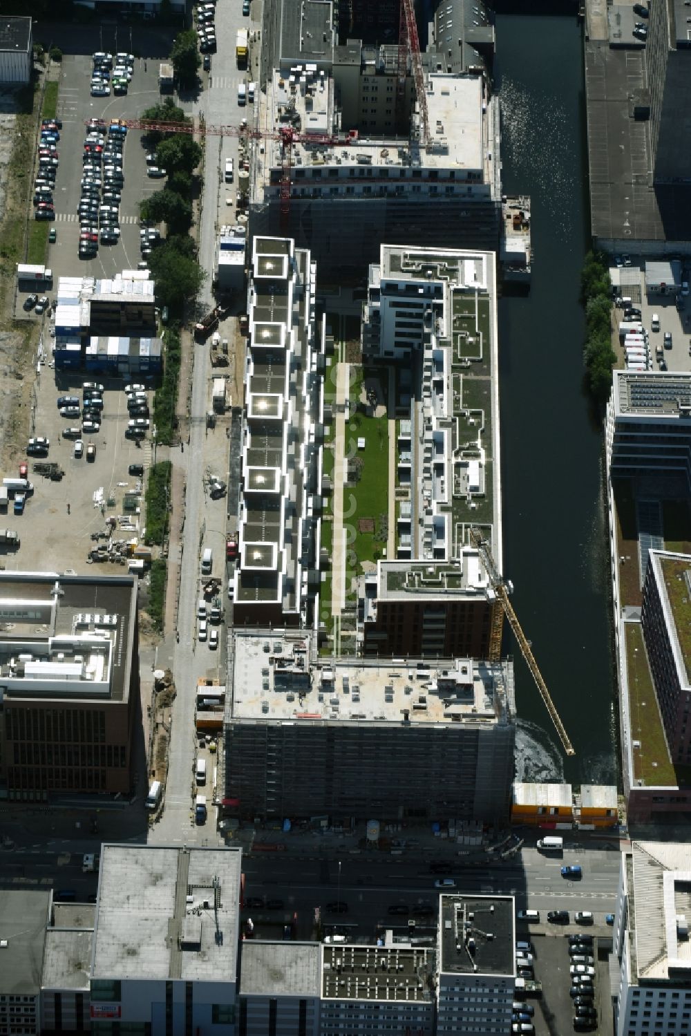 Hamburg von oben - Baustelle zum Neubau einer Mehrfamilienhaus-Wohnanlage zwischen Sonninkanal und Sonninstraße in Hamburg