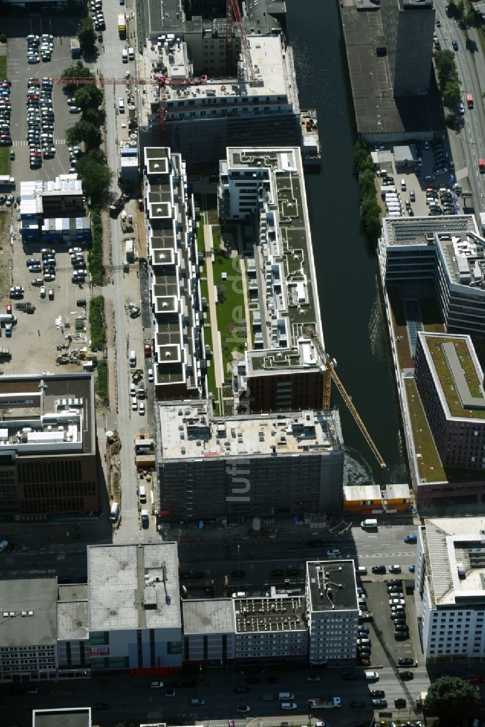 Hamburg von oben - Baustelle zum Neubau einer Mehrfamilienhaus-Wohnanlage zwischen Sonninkanal und Sonninstraße in Hamburg