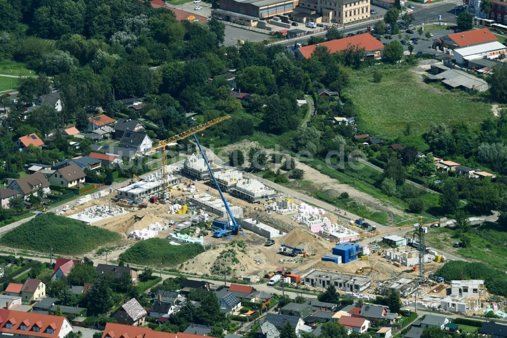 Berlin aus der Vogelperspektive: Baustelle zum Neubau einer Mehrfamilienhaus-Wohnanlage zwischen Wuhleweg und Möwenweg im Ortsteil Kaulsdorf in Berlin, Deutschland