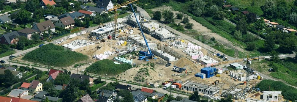 Luftaufnahme Berlin - Baustelle zum Neubau einer Mehrfamilienhaus-Wohnanlage zwischen Wuhleweg und Möwenweg im Ortsteil Kaulsdorf in Berlin, Deutschland