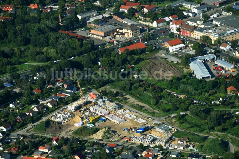 Luftaufnahme Berlin - Baustelle zum Neubau einer Mehrfamilienhaus-Wohnanlage zwischen Wuhleweg und Möwenweg im Ortsteil Kaulsdorf in Berlin, Deutschland