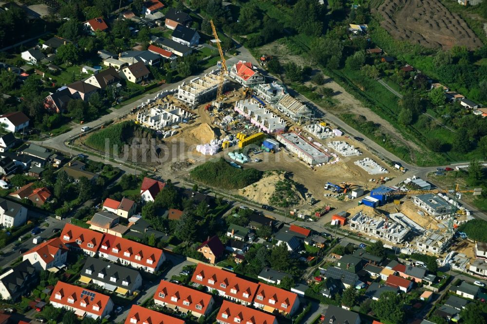 Berlin von oben - Baustelle zum Neubau einer Mehrfamilienhaus-Wohnanlage zwischen Wuhleweg und Möwenweg im Ortsteil Kaulsdorf in Berlin, Deutschland