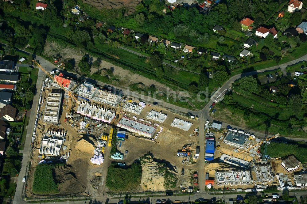 Berlin aus der Vogelperspektive: Baustelle zum Neubau einer Mehrfamilienhaus-Wohnanlage zwischen Wuhleweg und Möwenweg im Ortsteil Kaulsdorf in Berlin, Deutschland