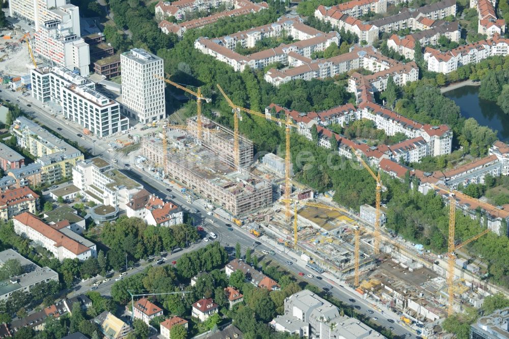 München von oben - Baustelle zum Neubau einer Mehrfamilienhaus-Wohnanlageam Schwabinger Tor entlang der Leopoldstraße in München im Bundesland Bayern