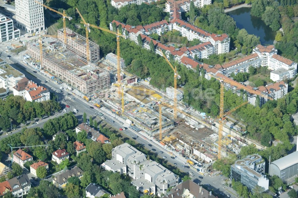 München aus der Vogelperspektive: Baustelle zum Neubau einer Mehrfamilienhaus-Wohnanlageam Schwabinger Tor entlang der Leopoldstraße in München im Bundesland Bayern