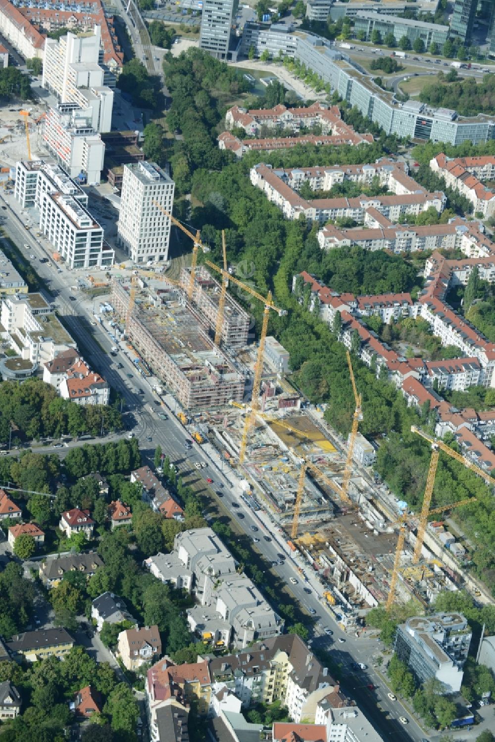 Luftaufnahme München - Baustelle zum Neubau einer Mehrfamilienhaus-Wohnanlageam Schwabinger Tor entlang der Leopoldstraße in München im Bundesland Bayern