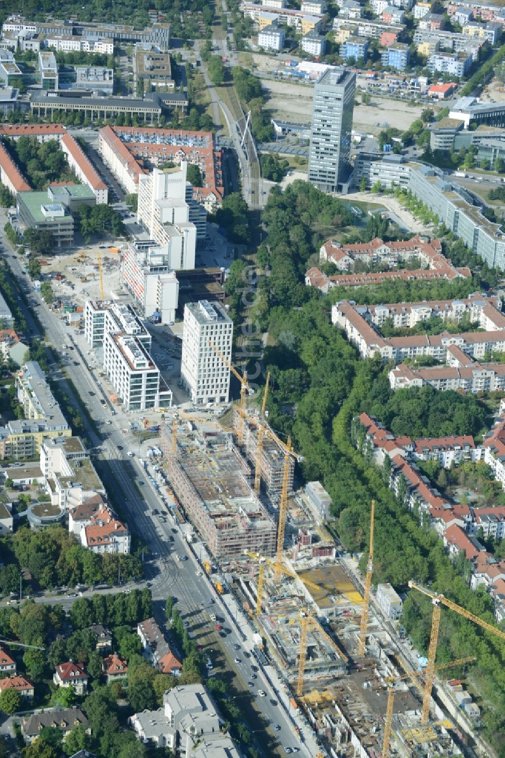 München von oben - Baustelle zum Neubau einer Mehrfamilienhaus-Wohnanlageam Schwabinger Tor entlang der Leopoldstraße in München im Bundesland Bayern