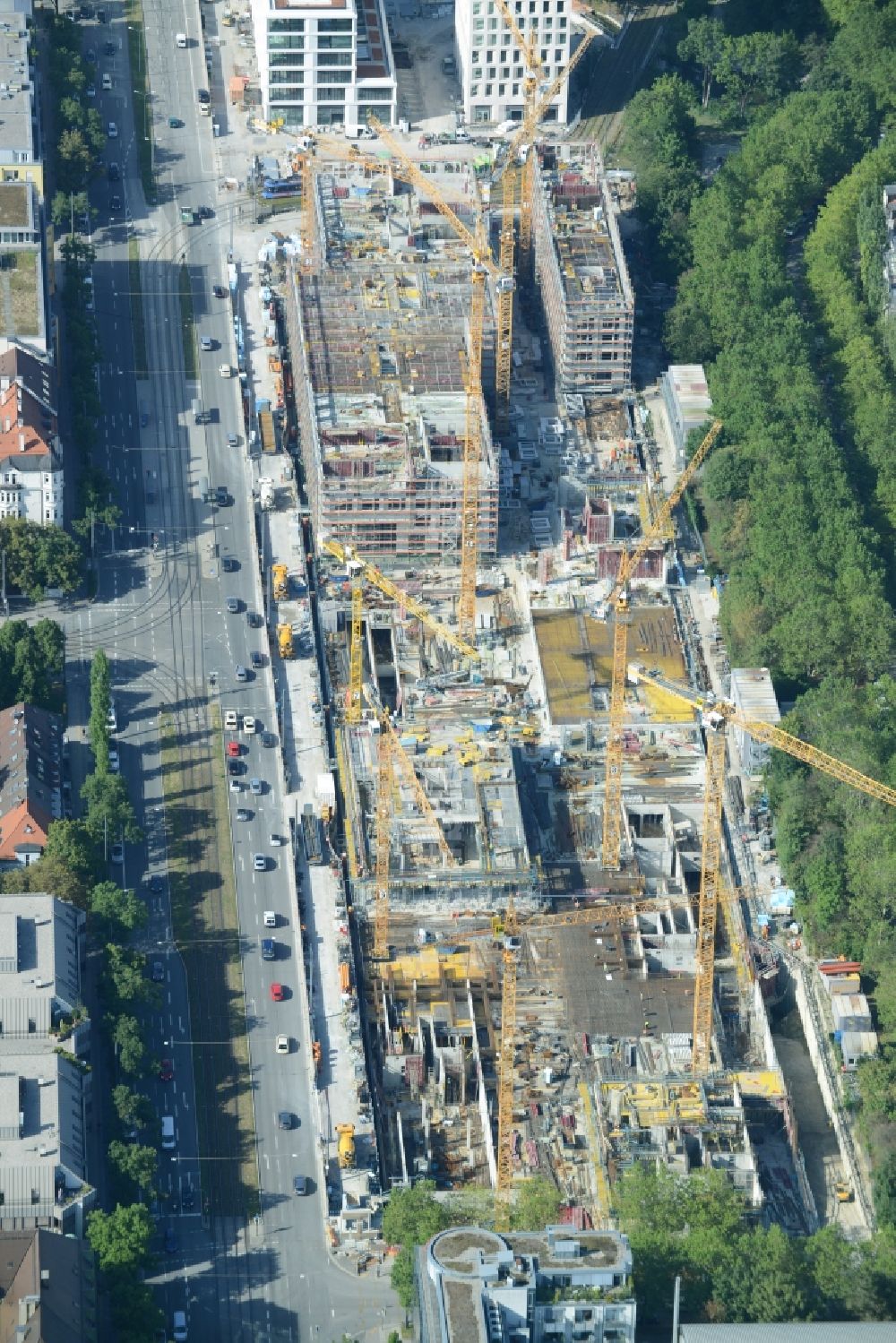 München aus der Vogelperspektive: Baustelle zum Neubau einer Mehrfamilienhaus-Wohnanlageam Schwabinger Tor entlang der Leopoldstraße in München im Bundesland Bayern