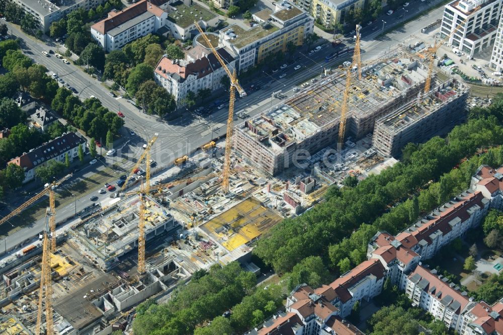 München von oben - Baustelle zum Neubau einer Mehrfamilienhaus-Wohnanlageam Schwabinger Tor entlang der Leopoldstraße in München im Bundesland Bayern