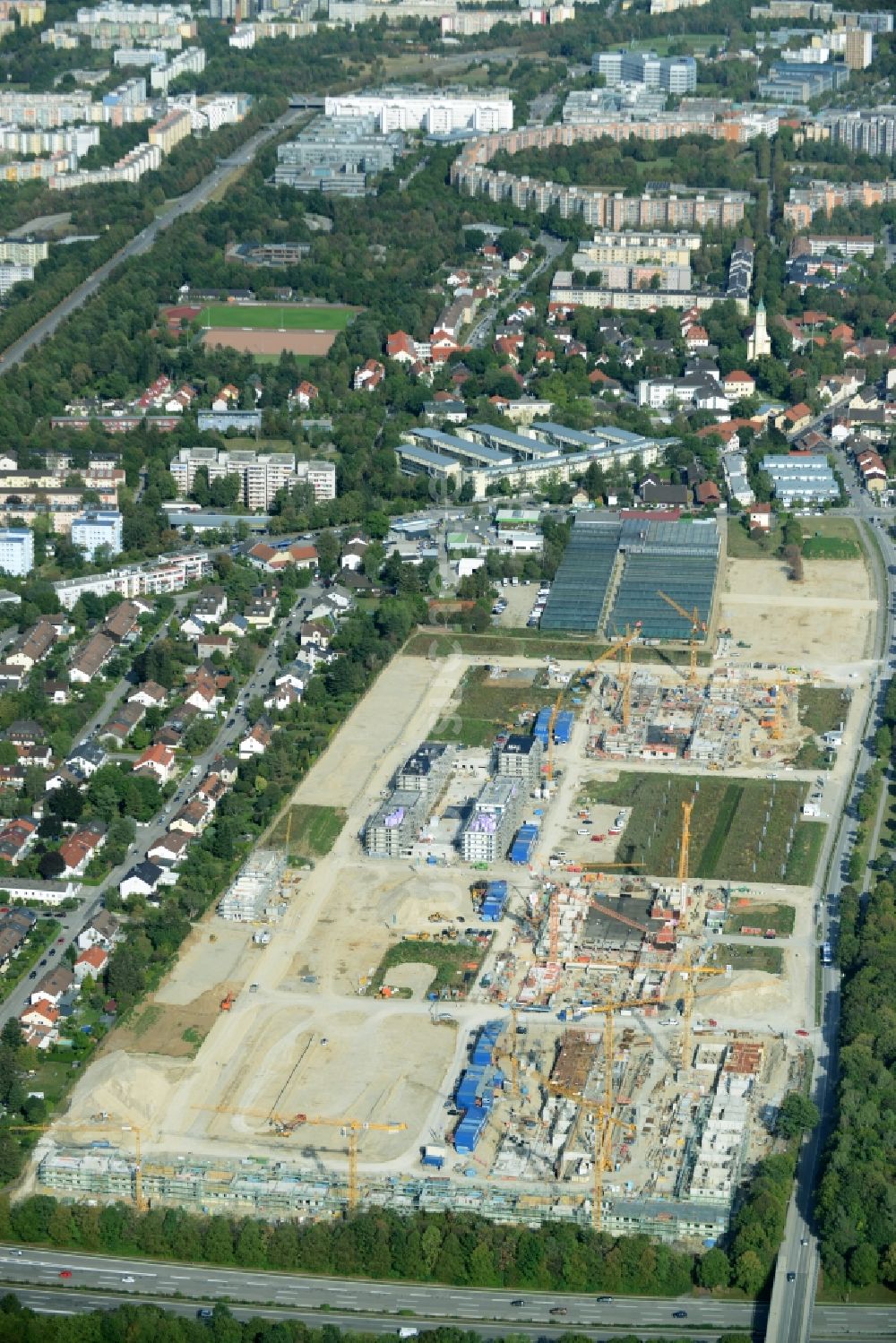 Luftbild München - Baustelle zum Neubau einer Mehrfamilienhaus-Wohnanlageder Terrafinanz GmbH & Co. KG im Stadtteil Perlach in München im Bundesland Bayern