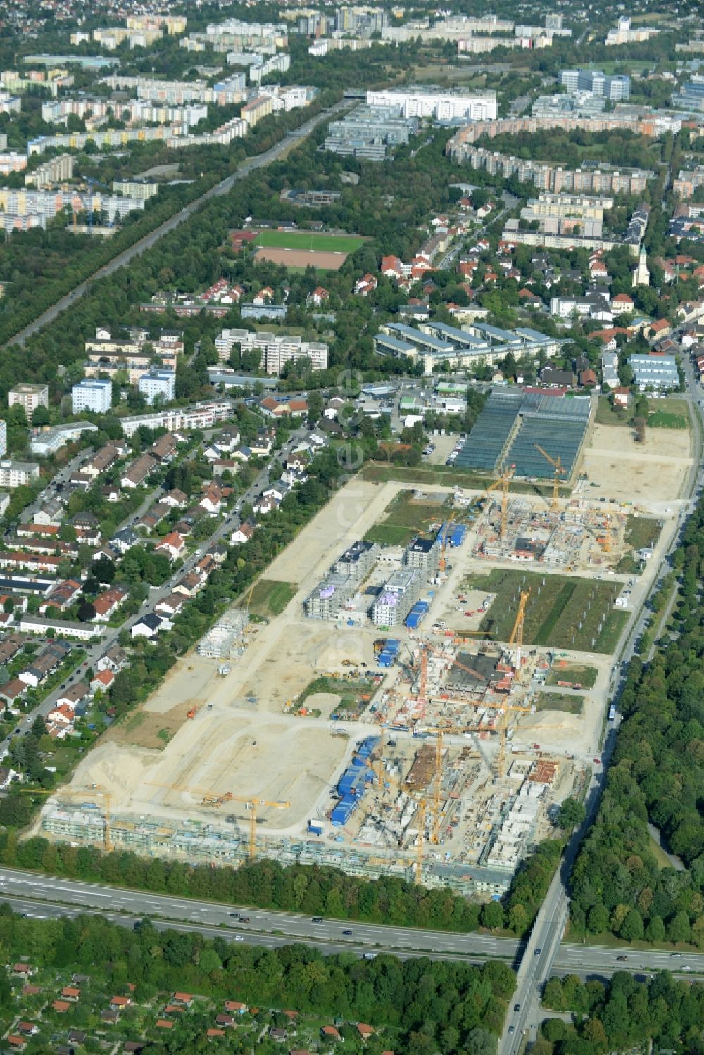 Luftaufnahme München - Baustelle zum Neubau einer Mehrfamilienhaus-Wohnanlageder Terrafinanz GmbH & Co. KG im Stadtteil Perlach in München im Bundesland Bayern