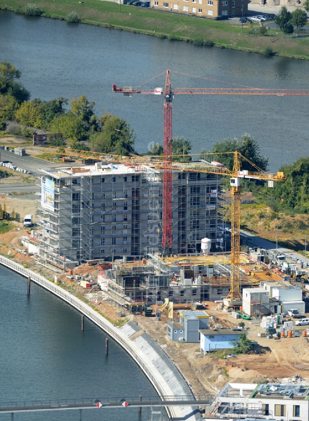 Luftaufnahme Offenbach am Main - Baustelle zum Neubau einer Mehrfamilienhaus-Wohnanlagedurch die Baufirma Adolf Lupp GmbH + Co KG auf der Hafeninsel in Frankfurt am Main im Bundesland Hessen