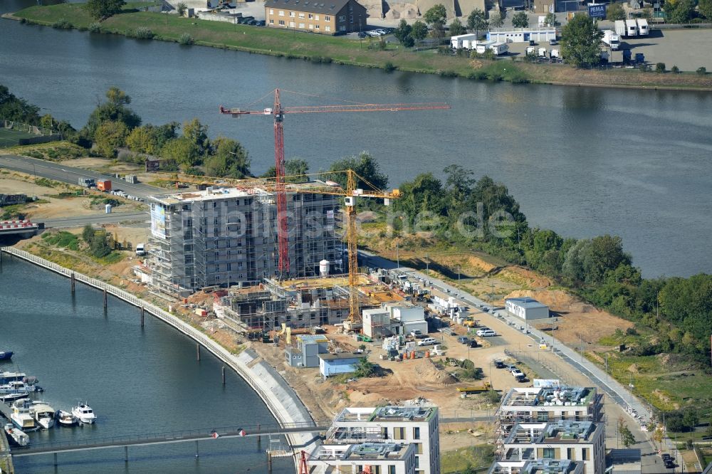 Offenbach am Main von oben - Baustelle zum Neubau einer Mehrfamilienhaus-Wohnanlagedurch die Baufirma Adolf Lupp GmbH + Co KG auf der Hafeninsel in Frankfurt am Main im Bundesland Hessen