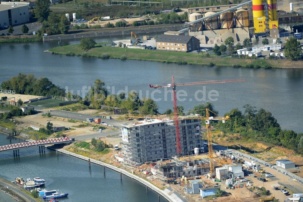 Offenbach am Main aus der Vogelperspektive: Baustelle zum Neubau einer Mehrfamilienhaus-Wohnanlagedurch die Baufirma Adolf Lupp GmbH + Co KG auf der Hafeninsel in Frankfurt am Main im Bundesland Hessen