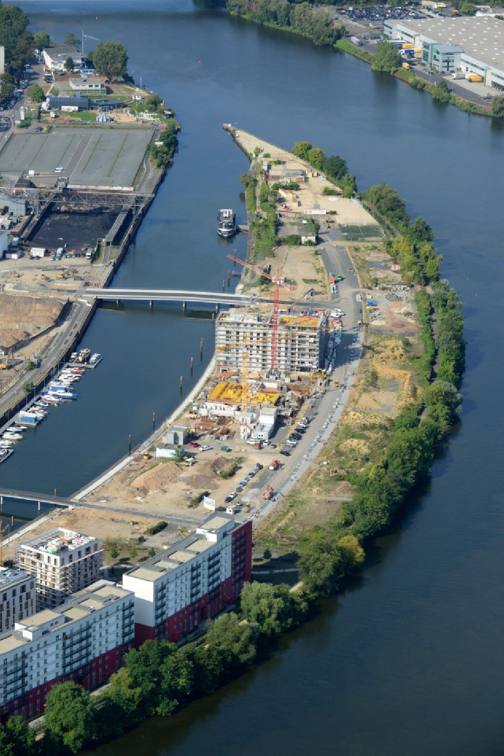 Luftaufnahme Offenbach am Main - Baustelle zum Neubau einer Mehrfamilienhaus-Wohnanlagedurch die Baufirma Adolf Lupp GmbH + Co KG auf der Hafeninsel in Frankfurt am Main im Bundesland Hessen