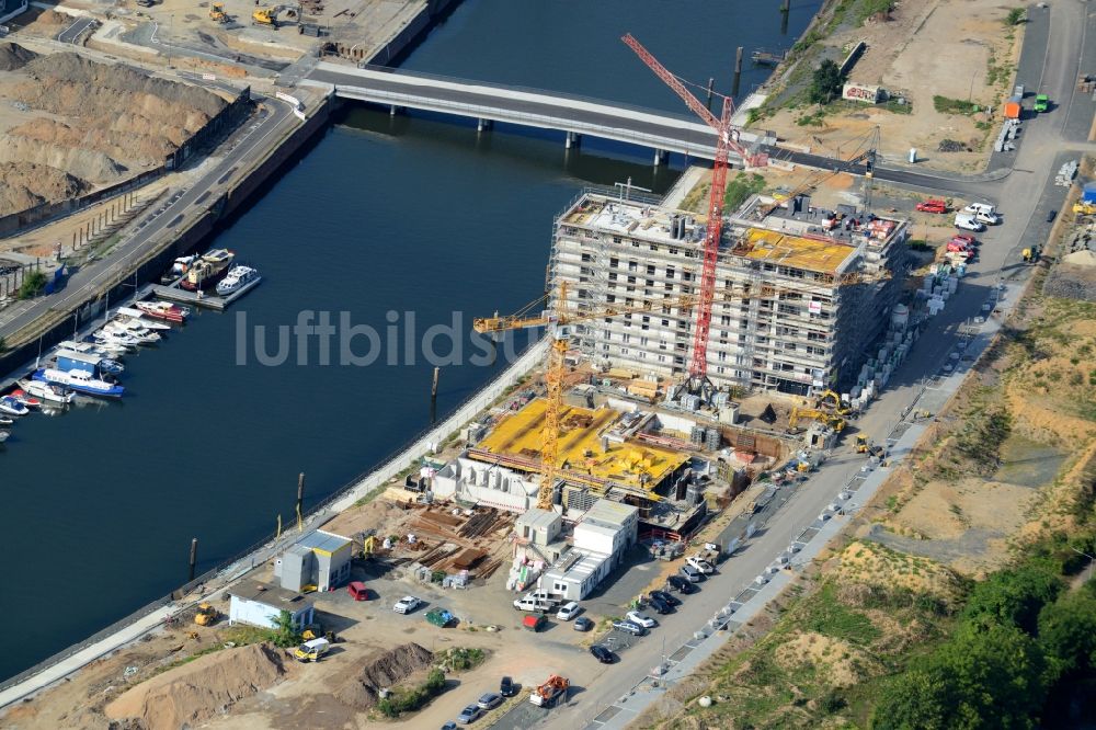 Offenbach am Main von oben - Baustelle zum Neubau einer Mehrfamilienhaus-Wohnanlagedurch die Baufirma Adolf Lupp GmbH + Co KG auf der Hafeninsel in Frankfurt am Main im Bundesland Hessen