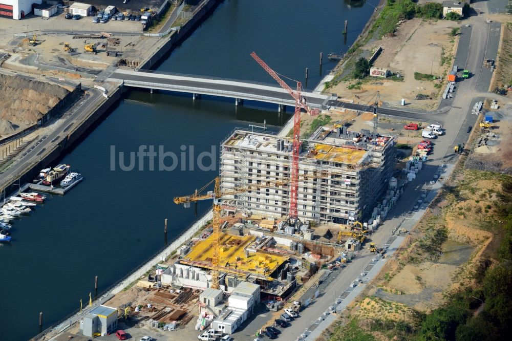 Offenbach am Main aus der Vogelperspektive: Baustelle zum Neubau einer Mehrfamilienhaus-Wohnanlagedurch die Baufirma Adolf Lupp GmbH + Co KG auf der Hafeninsel in Frankfurt am Main im Bundesland Hessen