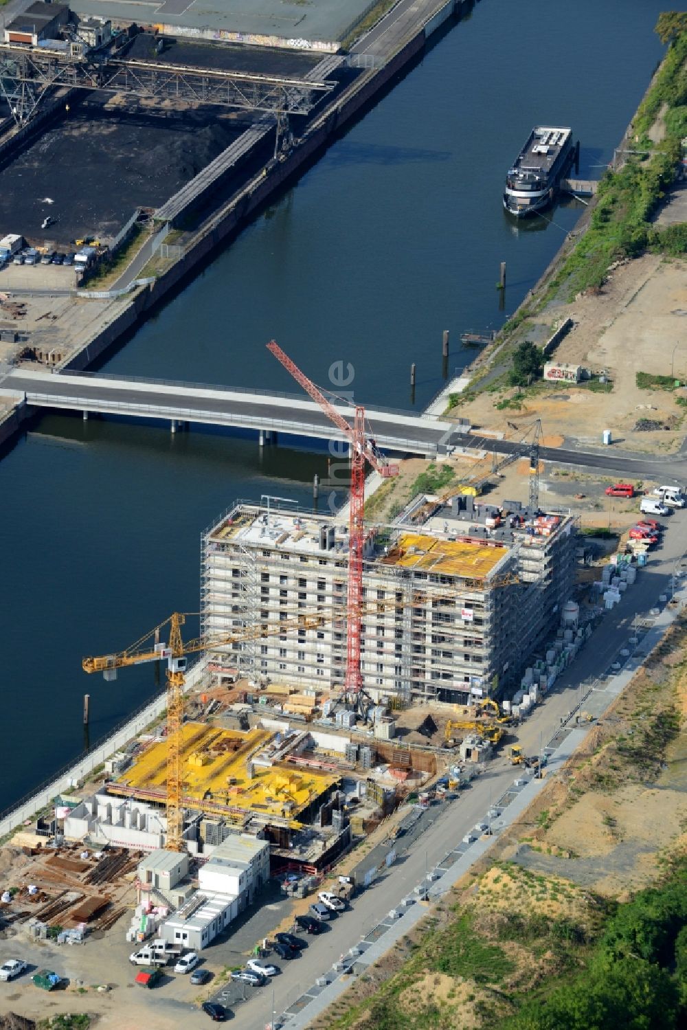 Luftbild Offenbach am Main - Baustelle zum Neubau einer Mehrfamilienhaus-Wohnanlagedurch die Baufirma Adolf Lupp GmbH + Co KG auf der Hafeninsel in Frankfurt am Main im Bundesland Hessen