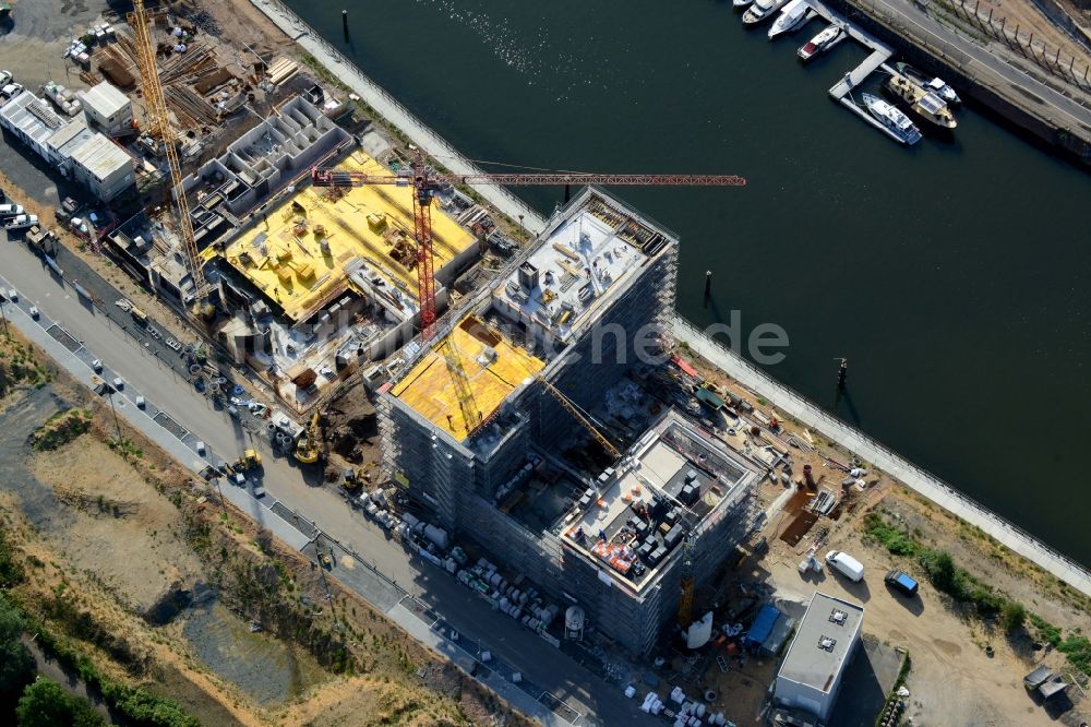 Offenbach am Main von oben - Baustelle zum Neubau einer Mehrfamilienhaus-Wohnanlagedurch die Baufirma Adolf Lupp GmbH + Co KG auf der Hafeninsel in Frankfurt am Main im Bundesland Hessen