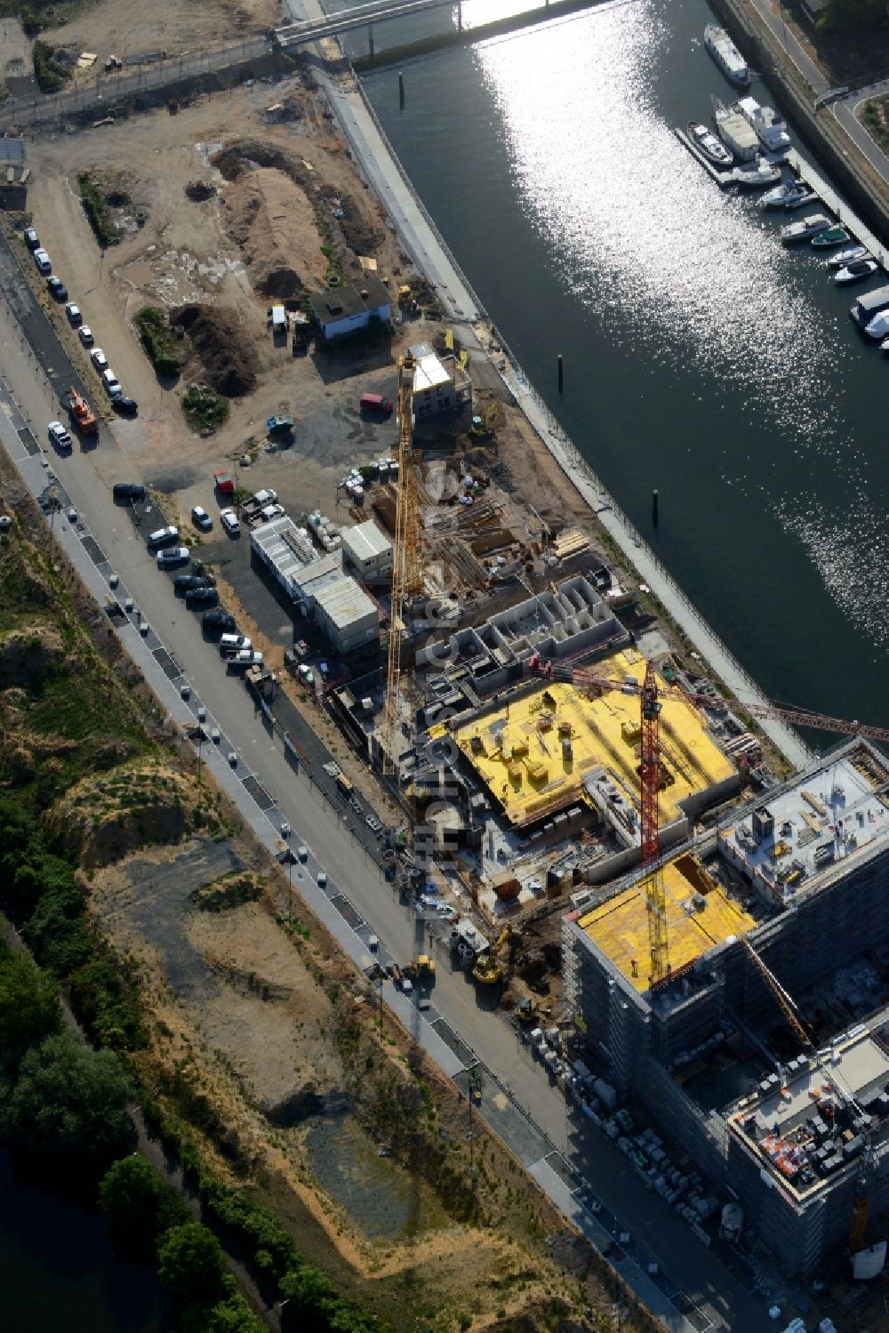 Offenbach am Main aus der Vogelperspektive: Baustelle zum Neubau einer Mehrfamilienhaus-Wohnanlagedurch die Baufirma Adolf Lupp GmbH + Co KG auf der Hafeninsel in Frankfurt am Main im Bundesland Hessen