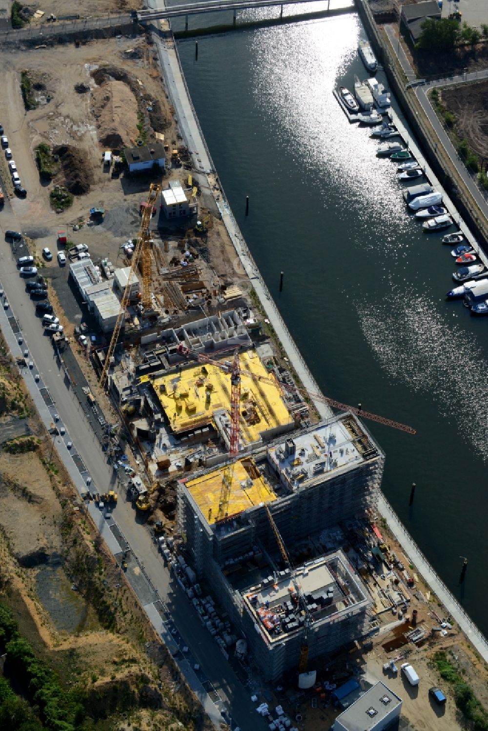 Luftbild Offenbach am Main - Baustelle zum Neubau einer Mehrfamilienhaus-Wohnanlagedurch die Baufirma Adolf Lupp GmbH + Co KG auf der Hafeninsel in Frankfurt am Main im Bundesland Hessen