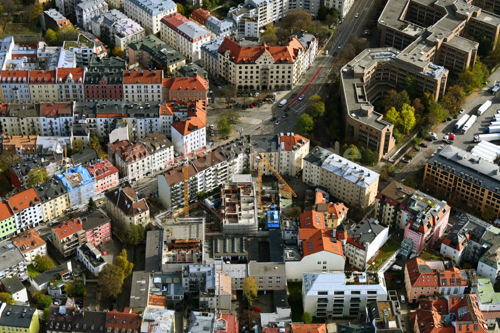 München aus der Vogelperspektive: Baustelle zum Neubau einer Mehrfamilienhaus-Wohnhauses am Kapuzinerplatz in München im Bundesland Bayern, Deutschland