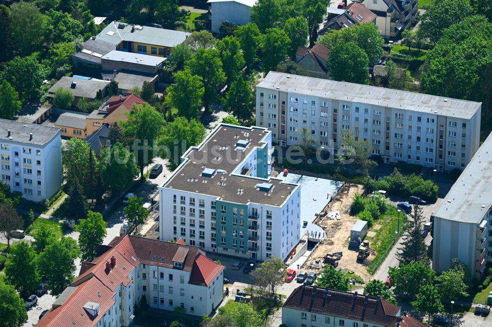 Luftbild Bernau - Baustelle zum Neubau einer Mehrfamilienhaus-Wohnhauses an der Karl-Marx-Straße Ecke Enzianstraße in Bernau im Bundesland Brandenburg, Deutschland